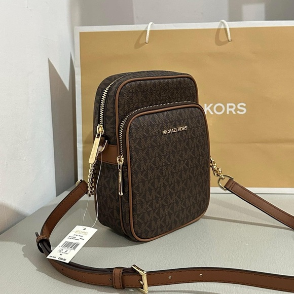 Jet Set Travel Medium Logo Crossbody Bag - Picture 4 of 4